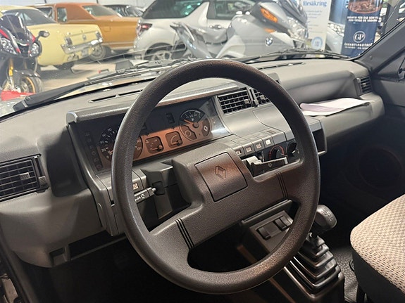 Renault 5 3 of 8