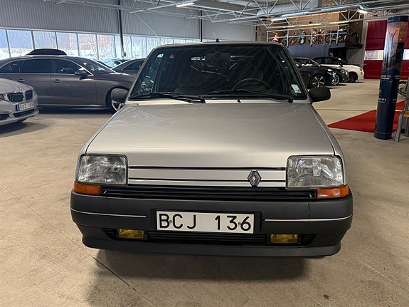 Renault 5 2 of 8