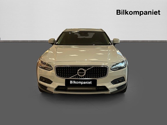 Volvo V90 Cross Country 2 of 5