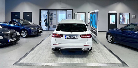 Mercedes-Benz E220 3 of 4