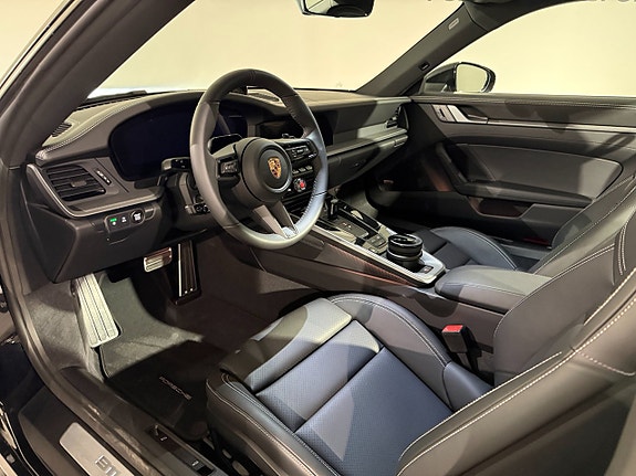 Porsche 911 Carrera 11 of 17
