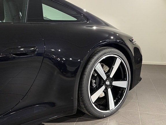 Porsche 911 Carrera 7 of 17