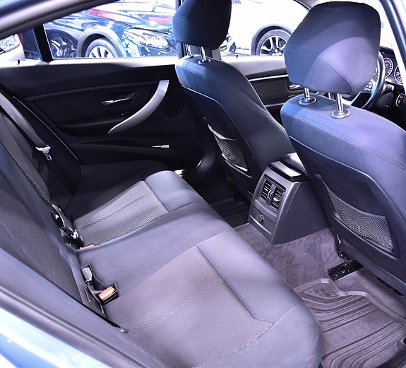 BMW 320 11 of 15