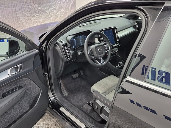 Volvo XC40 2 of 5