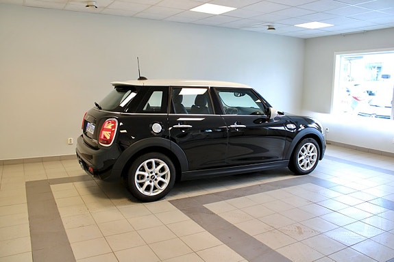 MINI Cooper S 4 of 5
