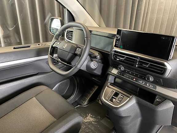 Peugeot Traveller 8 of 30