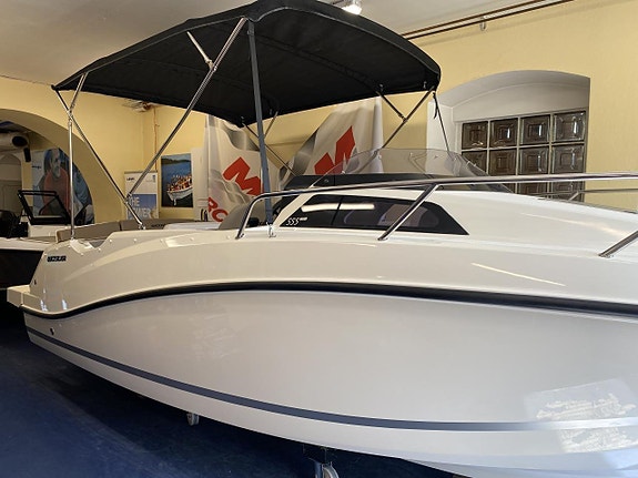 Nu Säljer vi Vår Utställningsbåt Quicksilver 555 Cabin