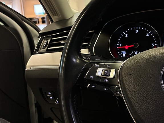Volkswagen Passat 21 of 28