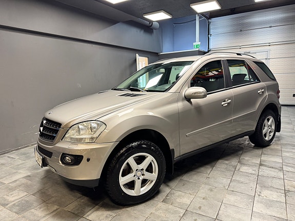 Mercedes-Benz ML280 4 of 5
