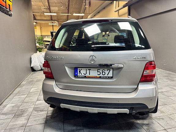 Mercedes-Benz ML280 5 of 5