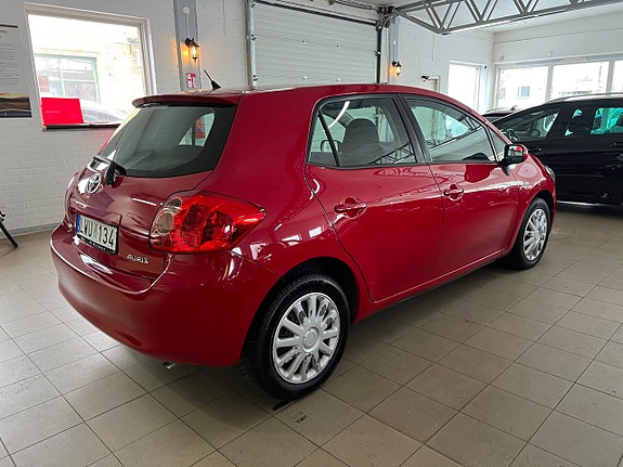 Toyota Auris 7 of 13