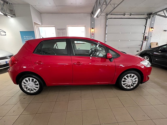 Toyota Auris 8 of 13