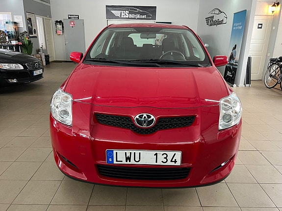 Toyota Auris 2 of 13