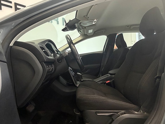 Volvo V40 11 of 16
