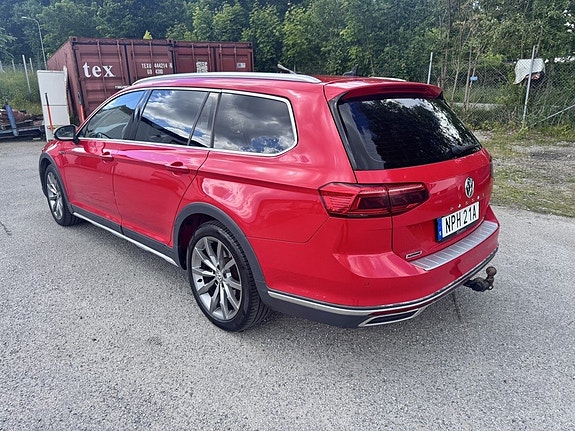 Volkswagen Passat Alltrack 2 of 5