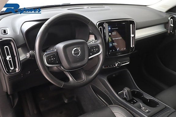 Volvo XC40 2 of 5