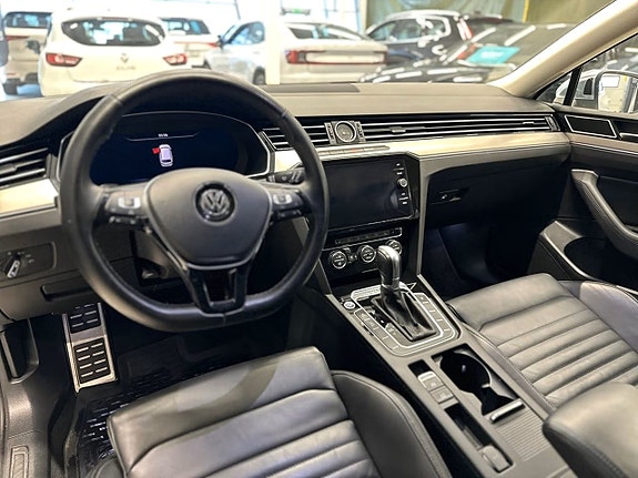 Volkswagen Passat 12 of 19
