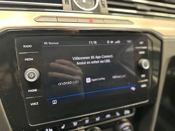 Volkswagen Passat 13 of 19