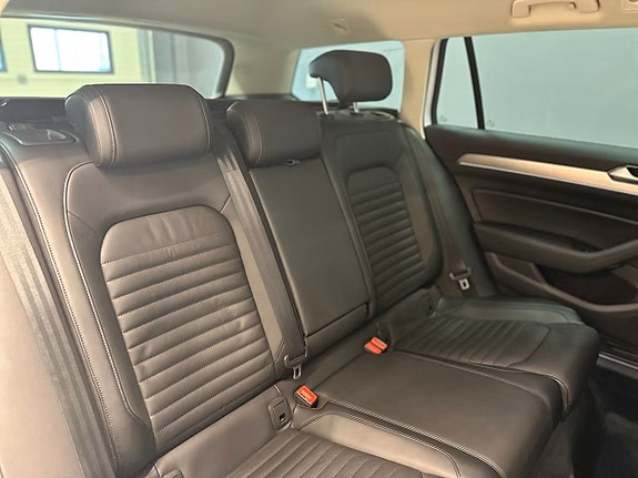 Volkswagen Passat 17 of 19