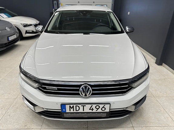 Volkswagen Passat 2 of 19