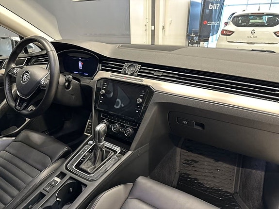 Volkswagen Passat 10 of 19