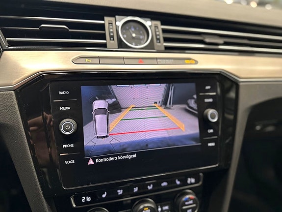 Volkswagen Passat 16 of 19