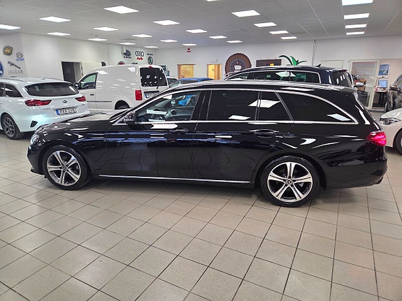 Mercedes-Benz E200 3 of 5