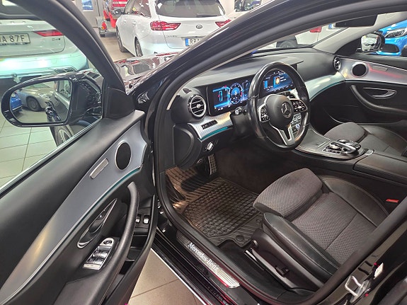 Mercedes-Benz E200 2 of 5