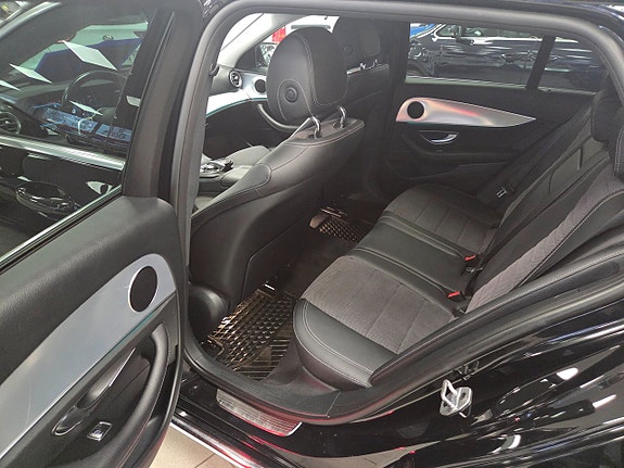 Mercedes-Benz E200 4 of 5