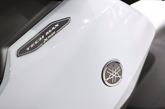 Yamaha X-MAX 300 Tech Max 9 of 11
