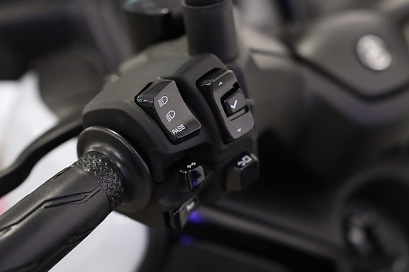 Yamaha X-MAX 300 Tech Max 8 of 11