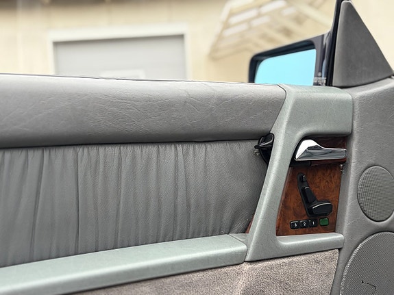 Mercedes-Benz SL500 17 of 18