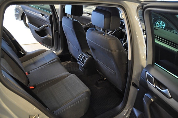 Volkswagen Passat 20 of 25