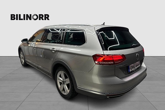 Volkswagen Passat Alltrack 2 of 5