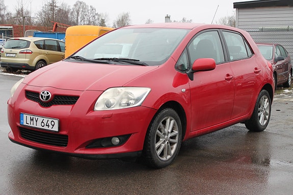 Toyota Auris 3 of 9