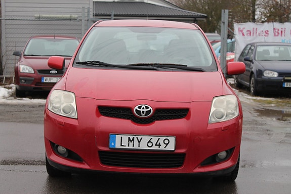 Toyota Auris 2 of 9