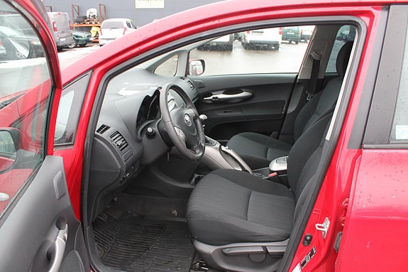 Toyota Auris 7 of 9