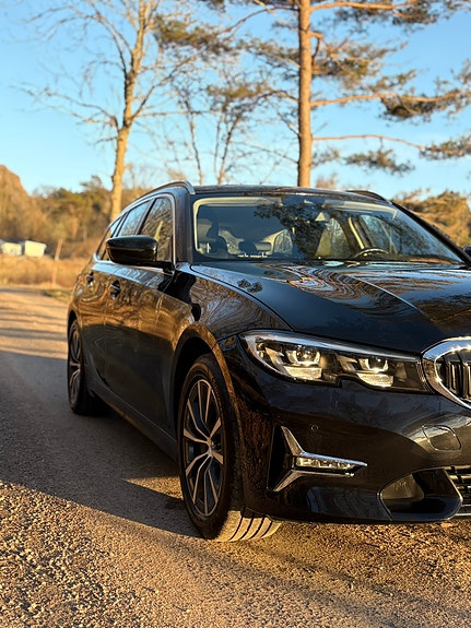 BMW 330e 4 of 5