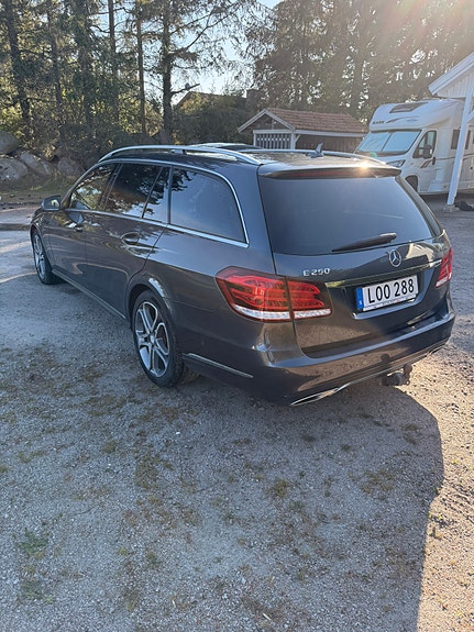 Mercedes-Benz E250 4 of 5