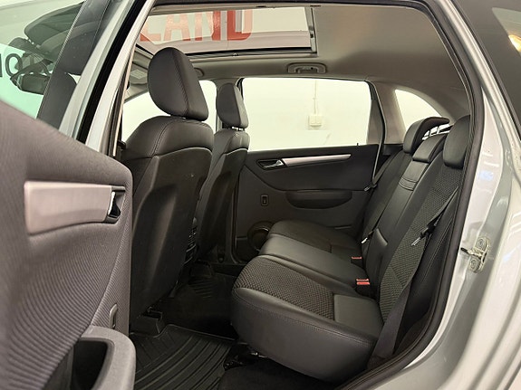 Mercedes-Benz B200 13 of 26