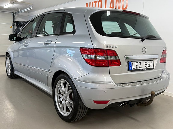 Mercedes-Benz B200 4 of 5