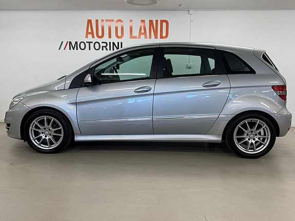 Mercedes-Benz B200 3 of 5