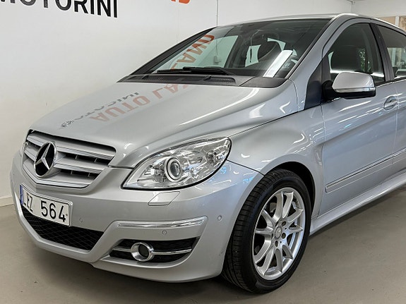 Mercedes-Benz B200 2 of 5