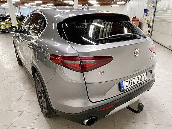 Alfa Romeo Stelvio 3 of 5