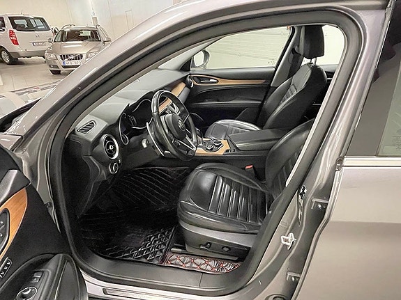 Alfa Romeo Stelvio 4 of 5