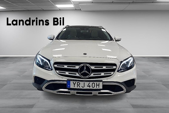 Mercedes-Benz E220 d 2 of 5