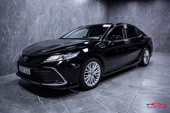 Toyota Camry 3 of 5