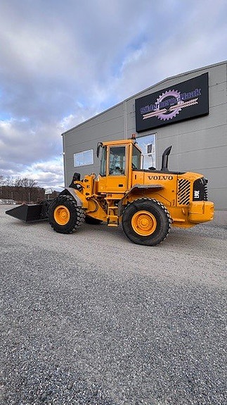 Volvo L90E 2 of 5