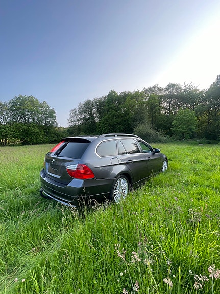 BMW 325i 3 of 7