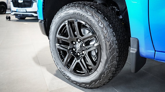 Chevrolet Silverado EV 15 of 20